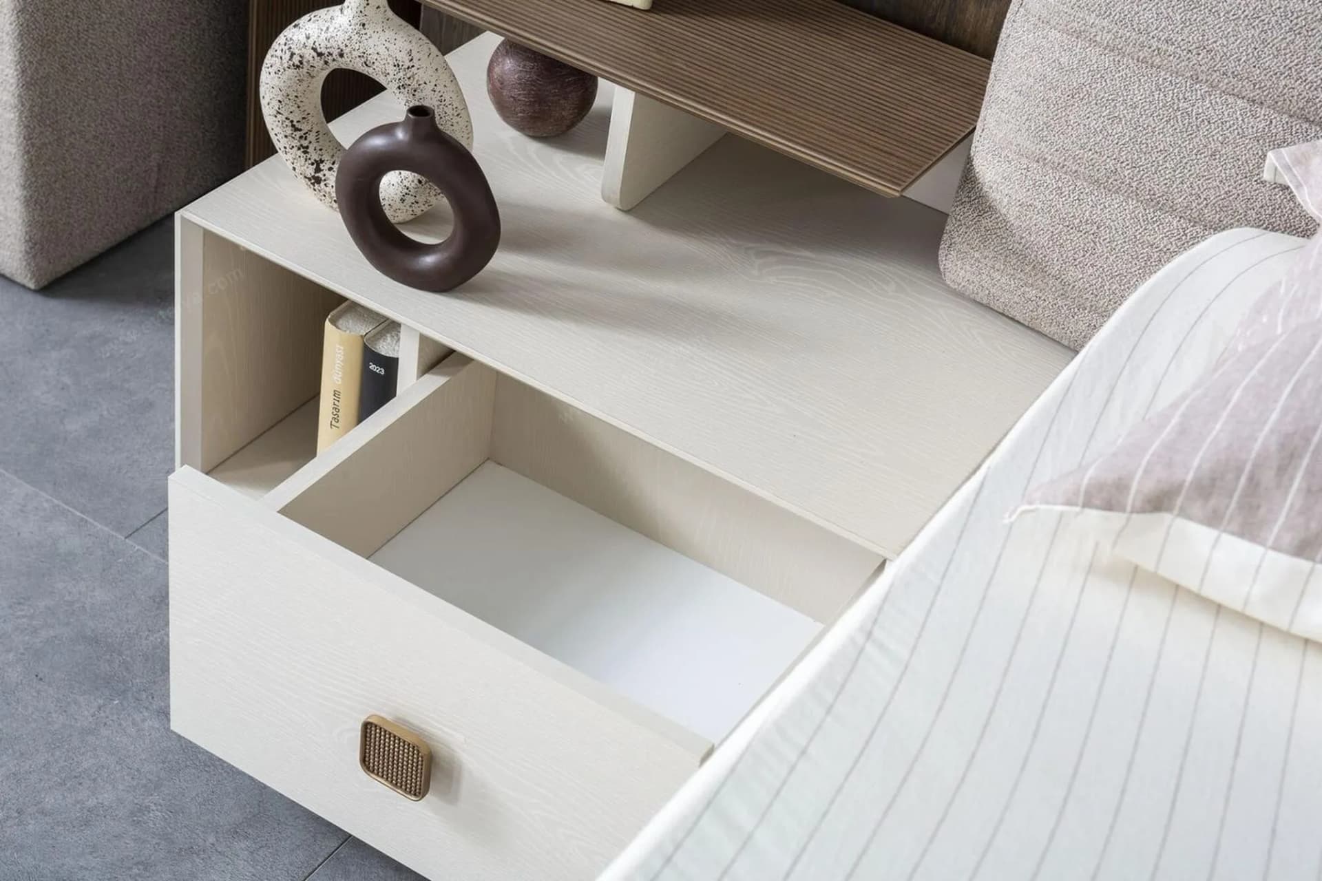 Orjin Ahşap, Ekru Komodin 2